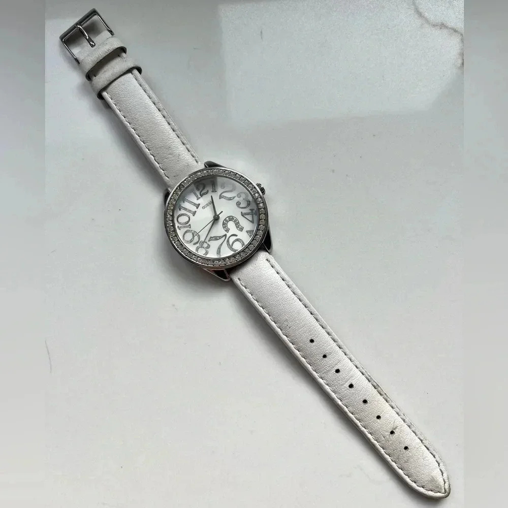 Women Guess Watch G759601 White
Leather Band Silver Case Swarovski
Crystal Bezel